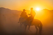 Zwei Cowboys auf Pferden bei Sonnenuntergang,Hacilar,Kayseri,Kappadokien,Anatolien,Türkei,Kleinasien,Asien