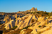 Felsformationen mit Fernblick auf die Burg Uchisar bei Sonnenaufgang,Goreme,Kappadokien,Anatolien,Türkei,Kleinasien,Asien