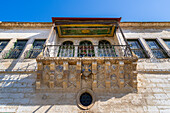 Hängender Balkon an der Fassade des Old Greek House Hotel und Restaurant,Mustafapasa,Bezirk Urgup,Provinz Nevsehir,Kappadokien,Region Zentralanatolien,Anatolien,Türkei,Kleinasien,Asien