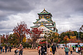 Burg Osaka im Herbst mit Besuchern im Vordergrund,Osaka,Honshu,Japan,Asien