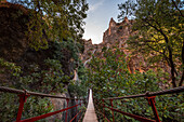 Fußgänger-Hängebrücke,die durch die Schlucht von Los Cahorros Monachil führt,Monachil,Sierra Nevada,Granada,Andalusien,Spanien,Europa