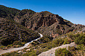 Wanderweg in der trockenen Schluchtenlandschaft von Los Cahorros Monachil,Monachil,Sierra Nevada,Granada,Andalusien,Spanien,Europa