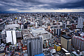 Blick vom Tsutenkaku-Turm im Shinsekai-Gebiet auf die Skyline der Stadt und den dramatischen Himmel,Osaka,Honshu,Japan,Asien