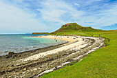 Markante felsige Landzunge und beliebter weißer Sandstrand aus erodierten Korallen im Nordwesten bei Dunvegan,Coral Beach,Claigan,Dunvegan,Skye,Innere Hebriden,Schottland,Vereinigtes Königreich,Europa