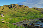 Eine eisenhaltige Schwelle bildet die felsige Kulisse von Duntulm,und am Strand finden sich an diesem SSSI-Fundort Fossilien und Dinosaurier-Fußabdrücke aus jurassischen Sedimentgesteinen. Duntulm,North West Trotternish,Skye,Innere Hebriden,Skye,Schottland,Vereinigtes Königreich,Europa