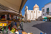 Blick auf die Kirche Chiesa di San Gaetano auf der Piazza Medaglia d'Oro,Forio,Insel Ischia,Kampanien,Italien,Europa