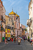 Blick auf Geschäft,Café und Basilika S. Maria Di Loreto,Forio,Insel Ischia,Kampanien,Italien,Europa