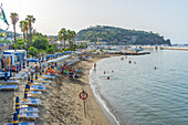 Blick auf Strand und Stadt von Lacco Ameno,Insel Ischia,Kampanien,Italien,Europa