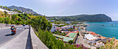 Blick auf Motorradfahrer auf Straße mit Blick auf Spiaggia di Citara,Forio,Insel Ischia,Kampanien,Italien,Europa