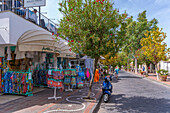 Blick auf einen bunten Laden auf dem Corso Vittoria Colonna in Porto d'Ischia (Hafen von Ischia),Insel Ischia,Kampanien,Italien,Europa