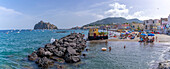 Blick auf den Strand Miramare e Castello und die Burg Aragonese im Hintergrund,Hafen von Ischia,Insel Ischia,Kampanien,Italien,Europa