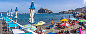 Blick auf den Strand von Miramare e Castello und die Burg Aragonese im Hintergrund,Hafen von Ischia,Insel Ischia,Kampanien,Italien,Europa