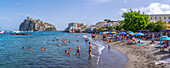 Blick auf den Strand Miramare e Castello und die Burg Aragonese im Hintergrund,Hafen von Ischia,Insel Ischia,Kampanien,Italien,Europa