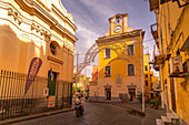 Blick auf die Associazione Amici del Museum del Mare in der Via Luigi Mazzella,Hafen von Ischia,Insel Ischia,Kampanien,Italien,Europa