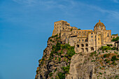 Blick auf das Castello Aragonese bei Sonnenuntergang,Hafen von Ischia,Insel Ischia,Kampanien,Italien,Europa