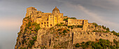 Blick auf das Castello Aragonese bei Sonnenuntergang,Hafen von Ischia,Insel Ischia,Kampanien,Italien,Europa