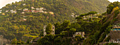 Blick auf Hügel und Villen nahe der Burg Aragonese bei Sonnenuntergang,Hafen von Ischia,Insel Ischia,Kampanien,Italien,Europa