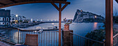 Blick auf das Castello Aragonese in der Abenddämmerung,Hafen von Ischia,Insel Ischia,Kampanien,Italien,Europa