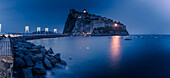 Blick auf das Castello Aragonese in der Abenddämmerung,Hafen von Ischia,Insel Ischia,Kampanien,Italien,Europa