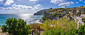 Blick auf die Küste von einem erhöhten Standort in Sant'Angelo,Sant'Angelo,Insel Ischia,Kampanien,Italien,Europa