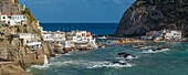 Blick auf weiß getünchte Gebäude im Hafen von erhöhter Position in Sant'Angelo,Sant'Angelo,Insel Ischia,Kampanien,Italien,Europa