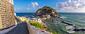 Paar mit Blick auf Torre di Sant'Angelo von erhöhter Position in Sant'Angelo,Sant'Angelo,Insel Ischia,Kampanien,Italien,Europa