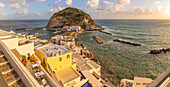 Blick auf Torre di Sant'Angelo von erhöhter Position in Sant'Angelo,Sant'Angelo,Insel Ischia,Kampanien,Italien,Europa