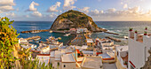 Blick auf Torre di Sant'Angelo von erhöhter Position in Sant'Angelo,Sant'Angelo,Insel Ischia,Kampanien,Italien,Europa