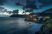 Blick auf die Küstenlinie in der Abenddämmerung von Sant'Angelo,Sant'Angelo,Insel Ischia,Kampanien,Italien,Europa