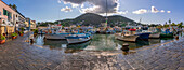 Blick auf Boote und Restaurants in Porto d'Ischia (Hafen von Ischia),Insel Ischia,Kampanien,Italien,Europa