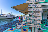 Blick auf Boote und Restaurants in Porto d'Ischia (Hafen von Ischia),Insel Ischia,Kampanien,Italien,Europa