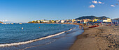 Blick auf den Strand Spiaggia di San Pietro in Porto d'Ischia (Hafen von Ischia),Insel Ischia,Kampanien,Italien,Europa