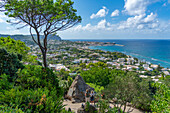 Blick auf die tropische Flora in den Botanischen Gärten Giardini la Mortella und Forio im Hintergrund,Forio,Insel Ischia,Kampanien,Italien,Europa