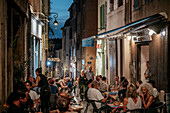 Menschen speisen im Restaurant,Altstadt,Marseille,Provence Alpes Cote d'Azur,Bouches du Rhone,Frankreich,Europa