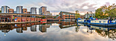 Blick auf Kanalboote an den Victoria Quays bei Sonnenuntergang,Sheffield,South Yorkshire,England,Vereinigtes Königreich,Europa