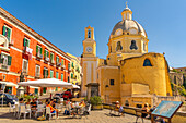 Blick auf die Kirche Santa Maria delle Grazie,Procida,Phlegräische Inseln,Golf von Neapel,Kampanien,Süditalien,Italien,Europa