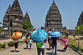 Besucher in den Prambanan-Tempelanlagen,UNESCO-Welterbe,Region Yogyakarta,Insel Java,Indonesien,Südostasien,Asien