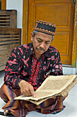 Führer für einen Besuch der Jami Lasem Moschee,Insel Java,Indonesien,Südostasien,Asien