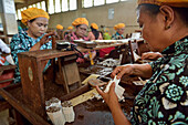 Arbeiterinnen in der Tapel Koeda Kretek (Gewürznelkenzigaretten)-Fabrik in Juwana,Insel Java,Indonesien,Südostasien,Asien