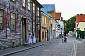 Fußgänger in der Uus-Straße,Altstadt,UNESCO-Weltkulturerbe,Tallinn,Estland,Europa