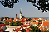 Türme und Festungsmauern der Altstadt,UNESCO-Welterbe,von der Aussichtsplattform Kohtu auf dem Toompea-Hügel aus gesehen,Tallinn,Estland,Europa