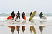 Surfkurs am Strand von Zurriola,Stadtteil Gros,San Sebastian,Golf von Biskaya,Provinz Gipuzkoa,Baskenland,Spanien,Europa