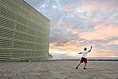 Mann übt Tai-Chi auf der Esplanade des Kongresszentrums und Auditoriums Kursaal des spanischen Architekten Rafael Moneo,San Sebastian,Golf von Biskaya,Provinz Gipuzkoa,Baskenland,Spanien,Europa