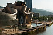 Maman-Skulptur der französisch-amerikanischen Künstlerin Louise Bourgeois,1911-2010,neben dem Guggenheim-Museum des Architekten Frank Gehry,Bilbao,Provinz Biskaya,Baskenland,Spanien,Europa