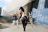 Zeitweilige Ausstellung von Nanas der französischen Künstlerin Niki de Saint Phalle,1930-2002,im Guggenheim-Museum des Architekten Frank Gehry,Bilbao,Provinz Biskaya,Baskenland,Spanien,Europa