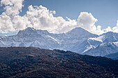 Panoramablick auf die verschneite Sierra Nevada mit Alcazaba,Mulhacen und Pico de Veleta,von Guejar Sierra aus gesehen,Sierra Nevada,Andalusien,Spanien,Europa