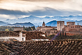 Dächer von Albaicin,Alhambra und verschneite Sierra Nevada Berge im Herbst,Granada,Andalusien,Spanien,Europa