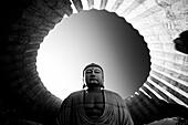 Schwarz-Weiß-Bild einer Buddha-Statue in kreisförmiger Architektur,Hügel des Buddha,Sapporo,Hokkaido,Japan,Asien