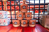 Sake-Fässer mit traditionellen Malereien,am Itsukushima-Schrein,Shinto-Tempel,auf der Insel Miyajima,UNESCO-Weltkulturerbe,Präfektur Hiroshima,Honshu,Japan,Asien