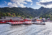 Itsukushima-Schrein,Shinto-Tempel,auf der Insel Miyajima,UNESCO-Weltkulturerbe,mit Hügeln im Hintergrund,Präfektur Hiroshima,Honshu,Japan,Asien